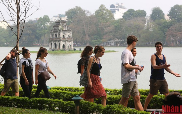 外国游客观光游览河内市还剑湖。（诚达 摄）