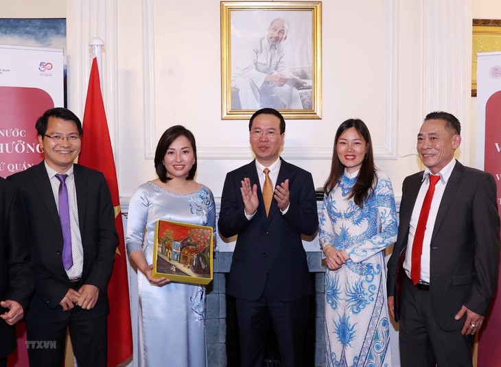 越南国家主席武文赏向旅居英国越南人赠送礼物。（图片来源：越通社）