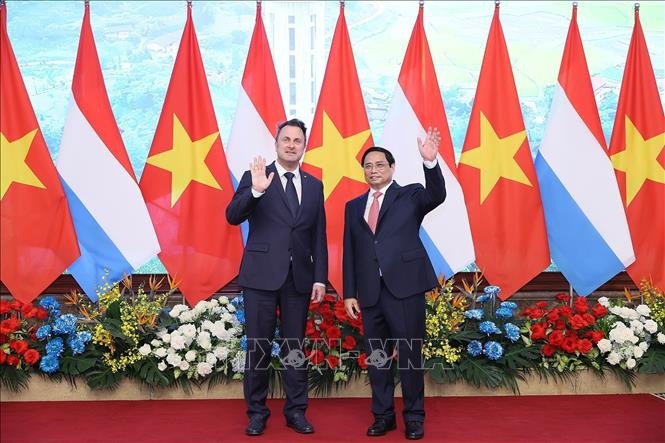 越南政府总理范明正和卢森堡大公国首相格扎维埃·贝泰尔合影。（图片来源：越通社）