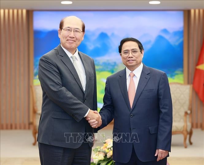 越南政府总理范明正（右）和国际海事组织秘书长林基泽。