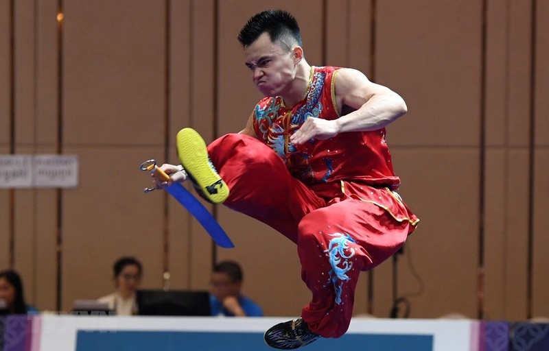 越南武术运动员农文友在男子南棍和男子南刀两个赛项为越南体育代表团夺得首枚金牌。