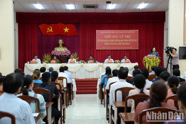 越南政府总理范明正会见芹苴市选民。
