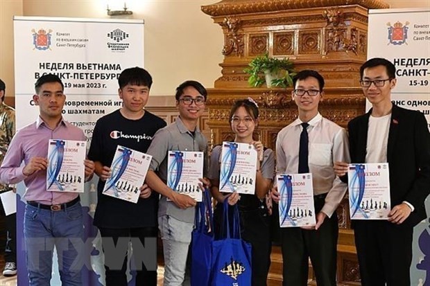 来自越南、缅甸和印尼的大学生与俄罗斯国际象棋特级大师Alexei Lugovoi进行了象棋交流赛。