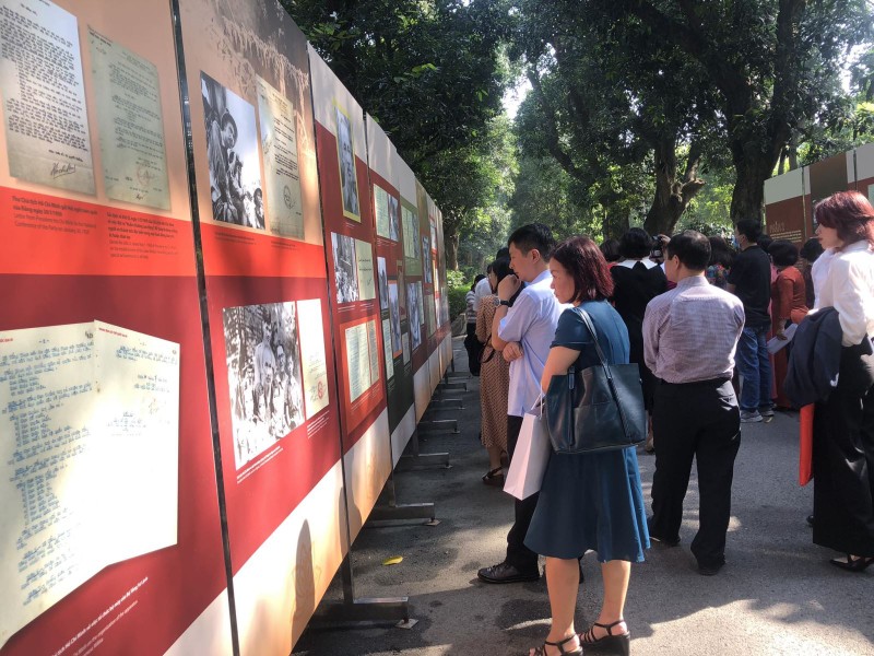 “1945-1969年期间胡志明主席签名和笔记汇总”展览会开展。