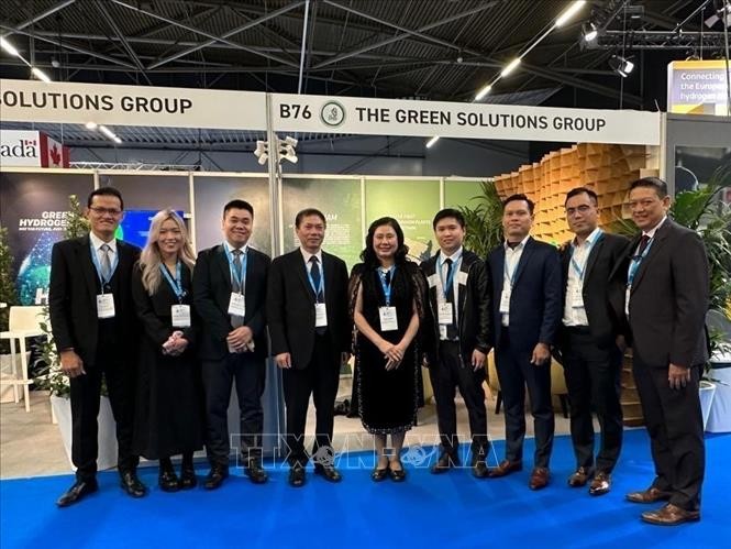 越南驻荷兰大使范越英（左四）和绿色解决方案集团代表合影。