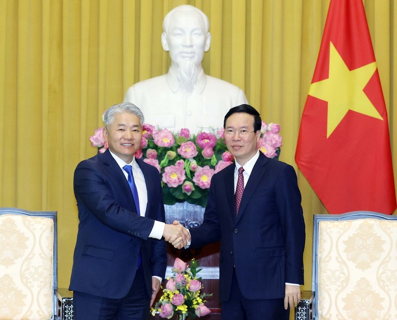 越南国家主席武文赏会见蒙古国家安全委员会秘书扎丹巴·恩赫巴亚尔。