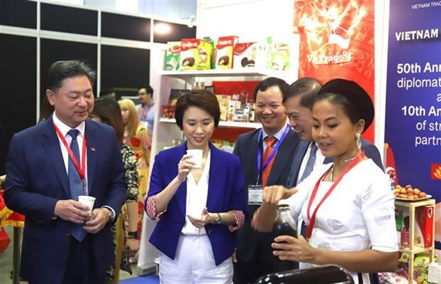 国际游客品尝越南鸡蛋咖啡。（图片来源：越通社）