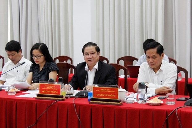 芹苴市人民委员会主席陈越长（右二）。