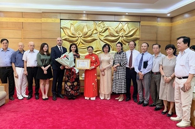 保加利亚驻越南大使荣获“致力于各民族和平与友谊”纪念章。
