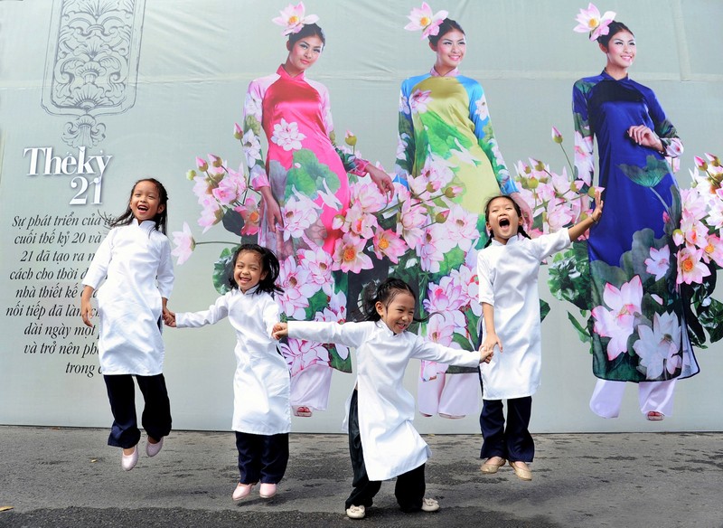 儿童们穿着传统奥黛参加在河内升龙皇城举行的越南奥黛节。（陈海 摄）