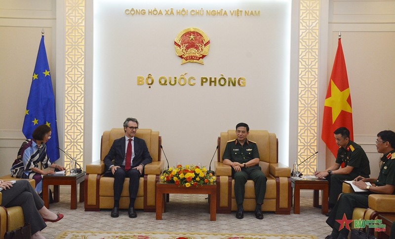 越南国防部长潘文江大将（右）与欧盟驻越南代表团团长皮埃尔·乔治·阿里贝蒂大使。