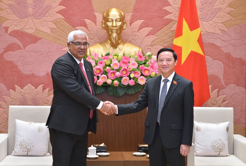 越南国会副主席阮克定和古巴司法部长马丁内斯。（图片来源：国会门户网站）