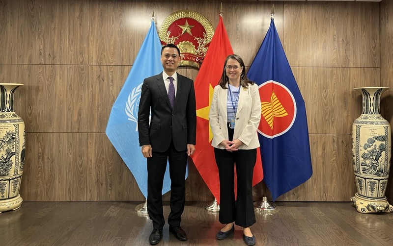 越南常驻联合国代表团团长邓黄江会见了加拿大气候变化大使凯瑟琳·斯图尔特。