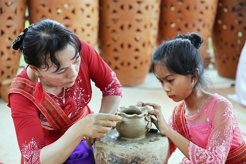 附图：越南占族人制陶文化艺术遗产成为全人类共同财富。