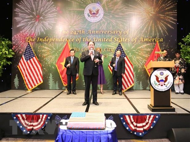 美国驻越南大使马克·埃文斯·纳珀在仪式上发表讲话。