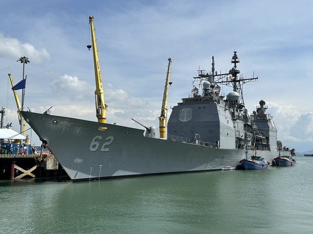 美国海军舰艇编队访问越南岘港市。