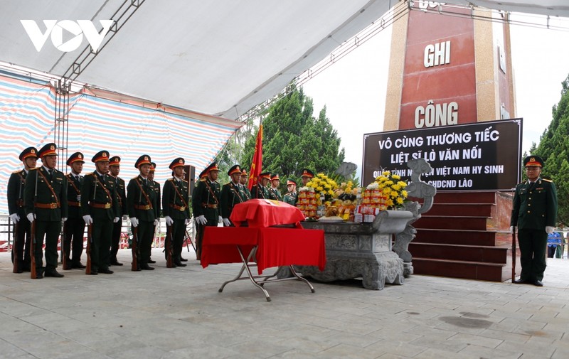 在老挝牺牲的越南烈士遗骸交接迎回安葬活动在安沛省举行。（图片来源：VOV）