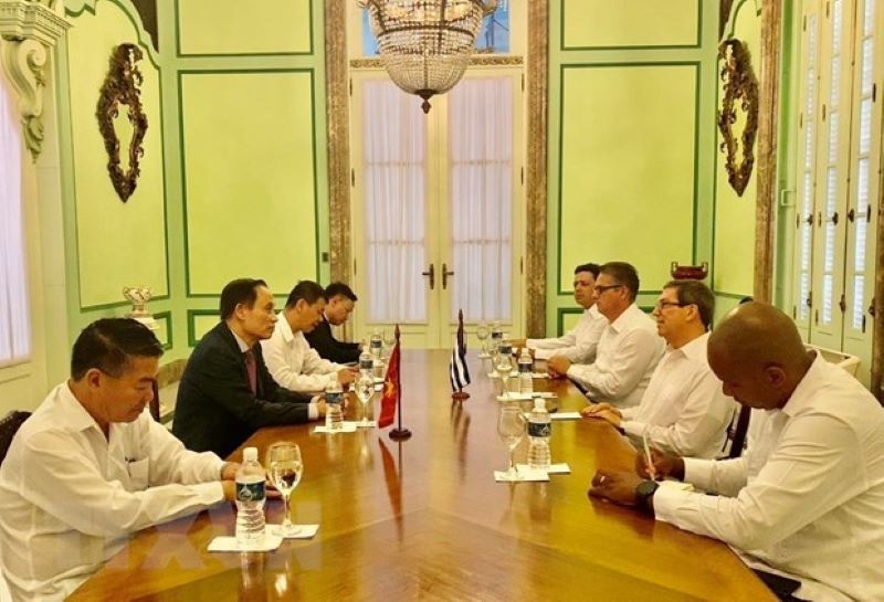 越共中央委员、中央对外部部长黎怀忠会见古共中央政治局委员、外交部长布鲁诺·罗德里格斯·帕里利亚。（图片来源：越通社）