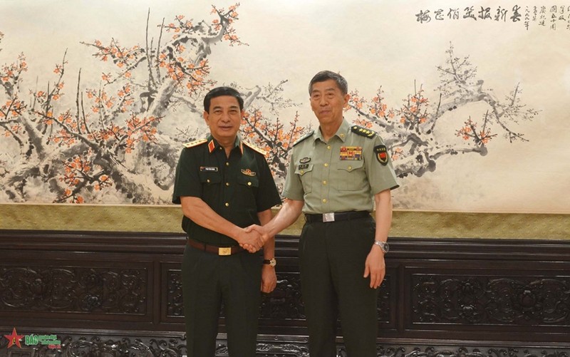 潘文江部长会见中国国防部长李尚福上将。