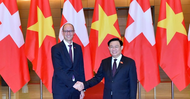 国会主席王廷惠欢迎瑞士联邦议会国民院议长马丁·堪迪纳斯正式访问越南。（登科 摄）