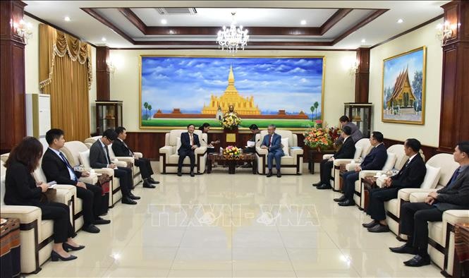 阮伯雄大使向老挝人革党中央外交部部长通沙万•丰威汉及该部全体干部和工作人员表示祝贺。