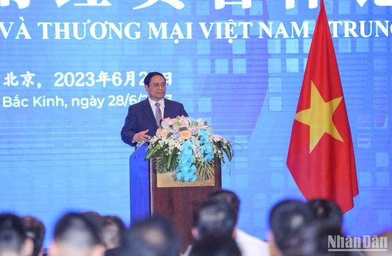 越南政府总理范明正在论坛上发表讲话。