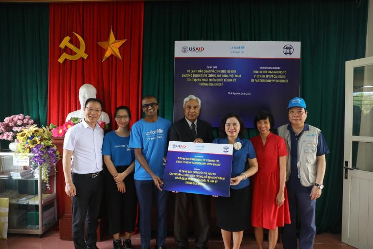 USAID 和 UNICEF向越南特困乡捐赠590台疫苗保存箱。