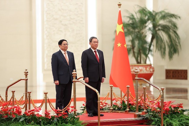 在北京人民大会堂举行的欢迎仪式上的越南政府总理范明正与中国国务院总理李强。