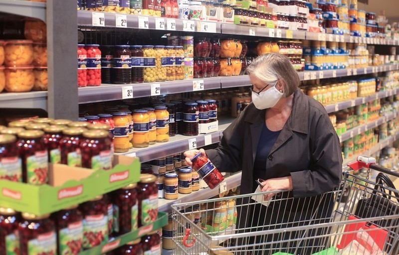 一个老年妇女在德国的超市购物。（图片来源：路透社）