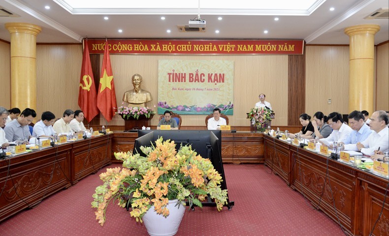 越南政府总理范明正于7月16日上午同北件省委常委就该省社会经济发展情况和未来的方向和措施进行工作会谈。