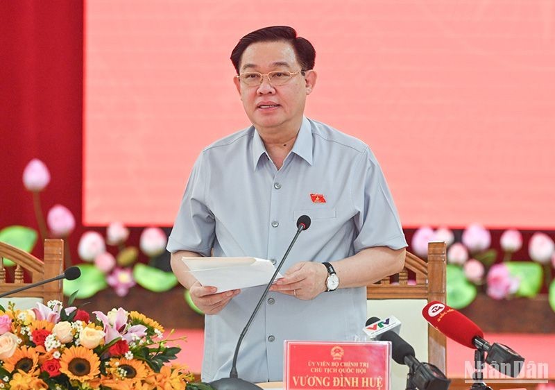 国会主席王廷惠在与承天顺化省委常委会举行工作会议上发表讲话。（维玲 摄）