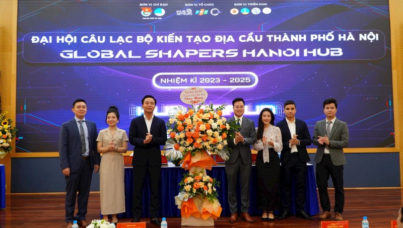 河内团市委和越南青年联合会向大会赠送鲜花。