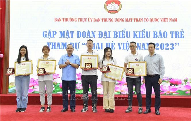 2023年越南夏令营吸引120名海外越南青年参加。