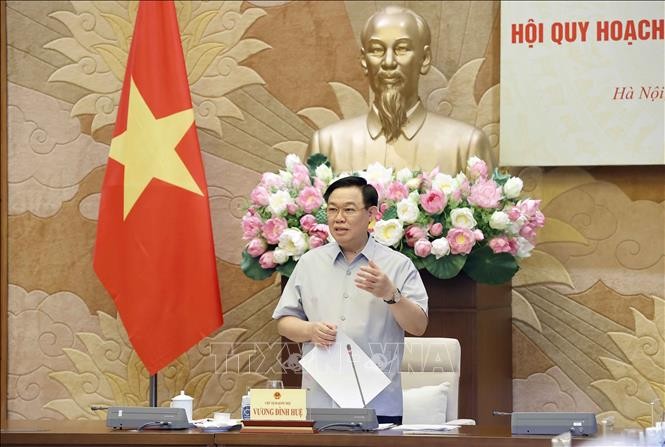 国会主席王廷惠发表讲话。