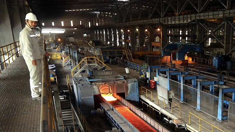 越南和发钢铁股份公司的钢铁生产线。（名蓝 摄）