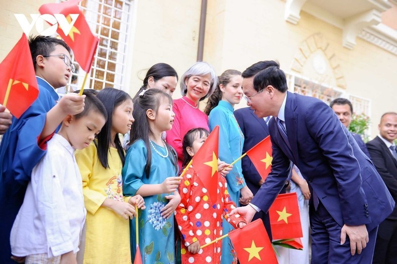 越南国家主席武文赏与越南侨胞和意大利友人会面。