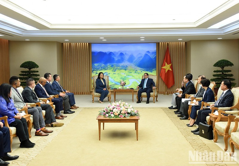 越南政府总理范明正会见美国加利福尼亚州官员和企业代表团。（陈海 摄）