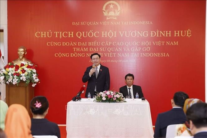 国会主席王廷惠与旅居印度尼西亚越南人社群代表举行会面。（图片来源：越通社）