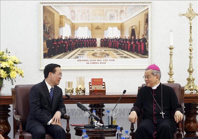 越南国家主席武文赏和约瑟夫·阮能总主教。