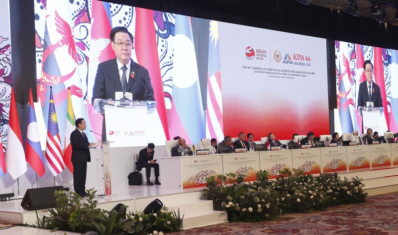 国会主席王廷惠在第44届东盟议会联盟大会全体会议上发表讲话。