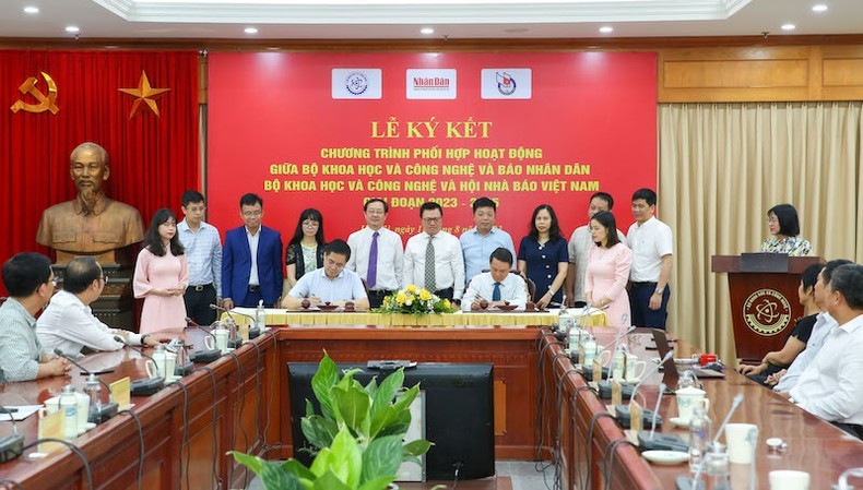 越南《人民报》与科技部签署协调工作计划。
