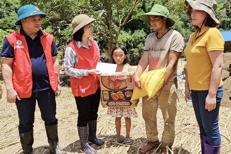 越南红十字会为安沛省受灾影响民众提供援助。