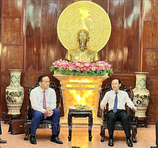 芹苴市委书记阮文孝（右）会见柬埔寨驻胡志明市总领事陈索里坎。（图片来源：越通社）