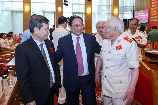 越南政府总理范明正和与会代表。（图片来源：VGP）