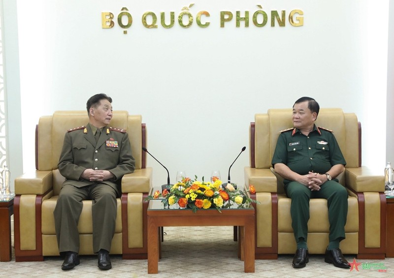 越南国防部副部长黄春战上将会见朝鲜驻越国防武官Kim Myong Chol大校。（图片来源：越通社）