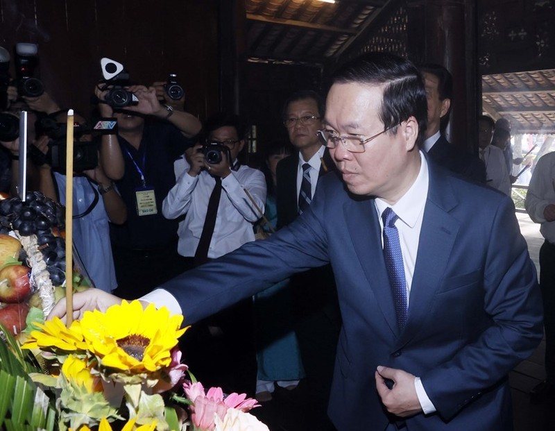 越南国家主席武文赏上香缅怀孙德胜主席。
