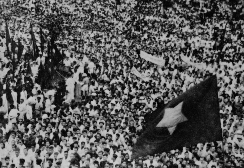 1945年8月19日，首都的成千上万人参加在河内大剧院广场上举行的集会，庆祝八月革命胜利。（图片来源：越通社资料图片）