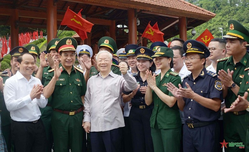 越共中央总书记阮富仲造访谅山省友谊国际口岸。