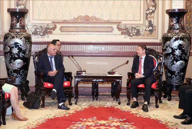 胡志明市人民委员会副主席杨英德会见古巴阿尔特米萨省长、古巴-越南友好议员小组副主席里卡多·罗德里格斯。