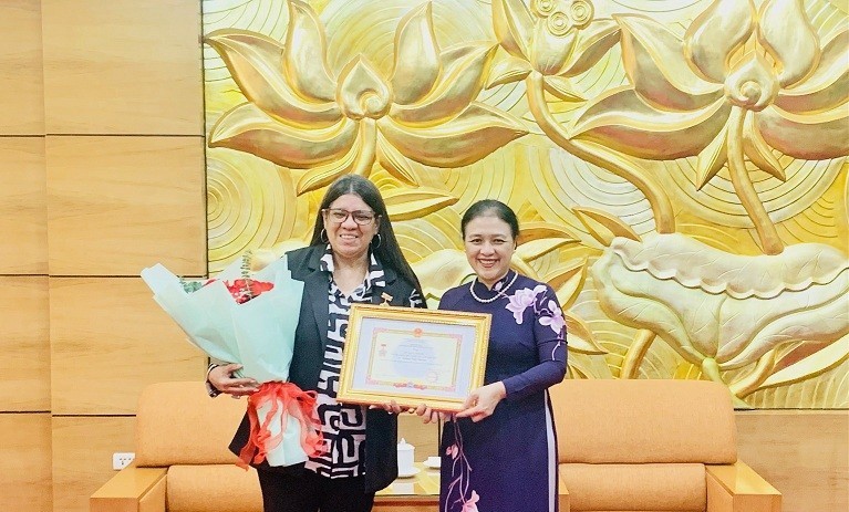 越南友好组织联合会向委内瑞拉驻越南大使塔蒂亚娜·普格·莫雷诺授予最高荣誉纪念章。